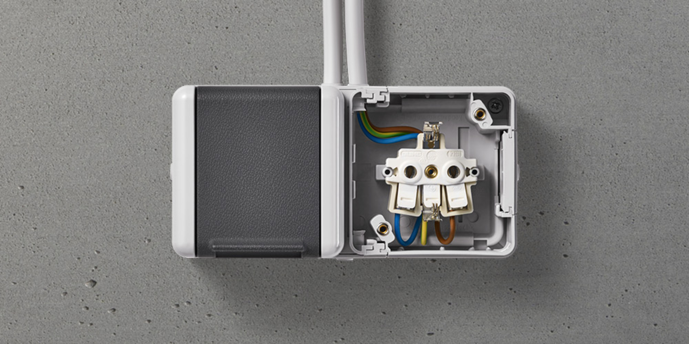 Doppelsteckdose mit Trennsteg bei Elektrotechnik Nill GmbH in Bodelshausen