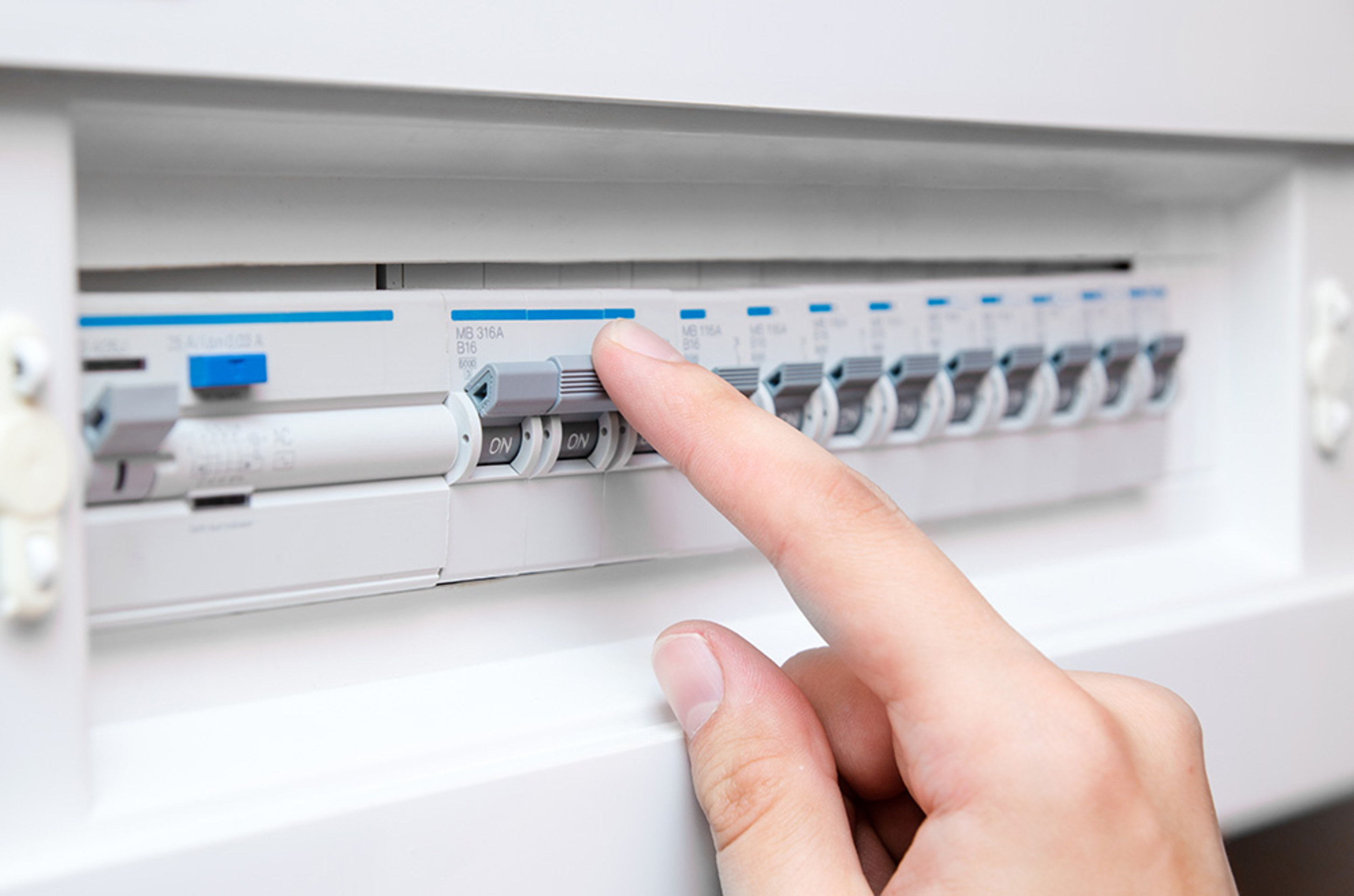 Schalt­schrank­bau bei Elektrotechnik Nill GmbH in Bodelshausen